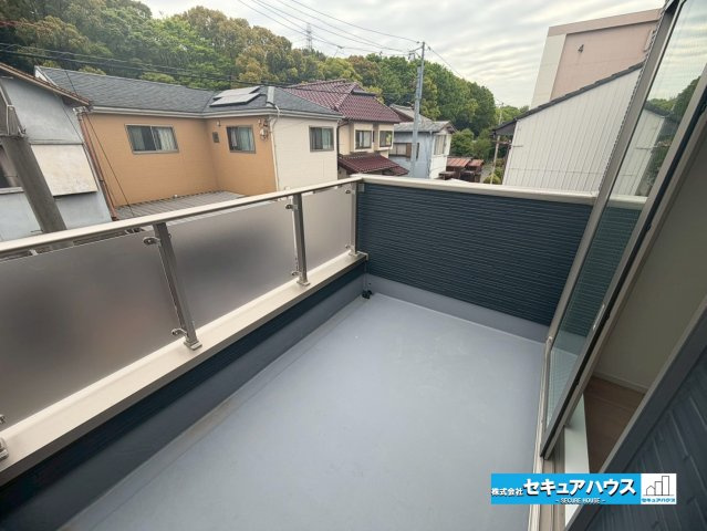 【完成】名古屋市南区神松町2丁目のバルコニー|【バルコニー】
◆見晴らしもよく、太陽の温かな温もりをめいっぱい受け止めてくれます。
太陽の光と爽やかな風を受けたお洗濯物はあっという間に乾き、取りこむ時には太陽の匂いを感じられそうですね。　