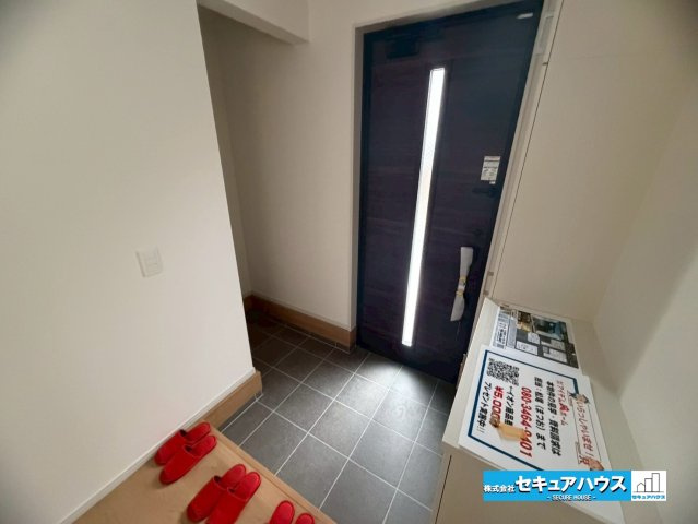 【完成】名古屋市南区神松町2丁目の玄関|【玄関イメージ】
◆採光・通風にも配慮された設計で毎日明るい空間をキープします♪
◆シューズボックス付きの為玄関周りもスッキリと片付きます。