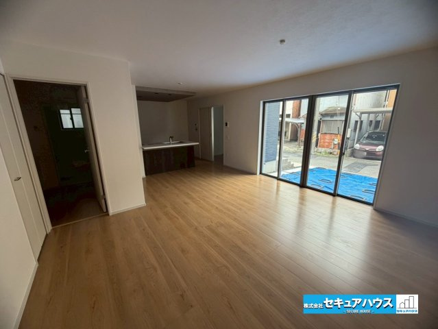 【完成】名古屋市南区神松町2丁目の居間・リビング|【リビングイメージ】
◆通学から帰宅し、リビングルームで会話を楽しむ子ども達。リビングから臨む景色は太陽色に染まり、解放感溢れゆったりとしたひと時を過ごすことが出来る素敵な空間です。