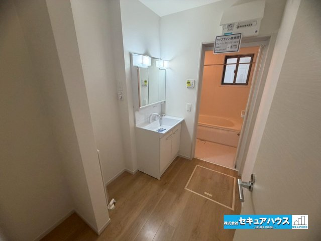 【完成】名古屋市南区神松町2丁目の独立洗面台|【独立洗面化粧台】
◆良く通勤通学に向かえそうですね！鏡の裏にはたっぷりと収納スペースを標準装備！
◆電源を付属しているのでドライヤーなど利用できます。