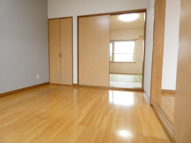 サニーハイツ（西23条）の洋室
