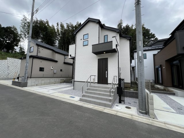 青梅市長淵1丁目　新築戸建全10棟の外観|ゆとりあるカースペースを確保♪お車の駐車はもちろん、自転車などを置くスペースとしても活用できます。