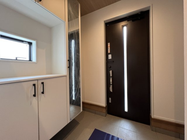 青梅市長淵1丁目　新築戸建全10棟の玄関|便利なシューズインクロークを完備！靴や外出用品をまとめて収納でき、いつでもすっきりとした玄関に☆