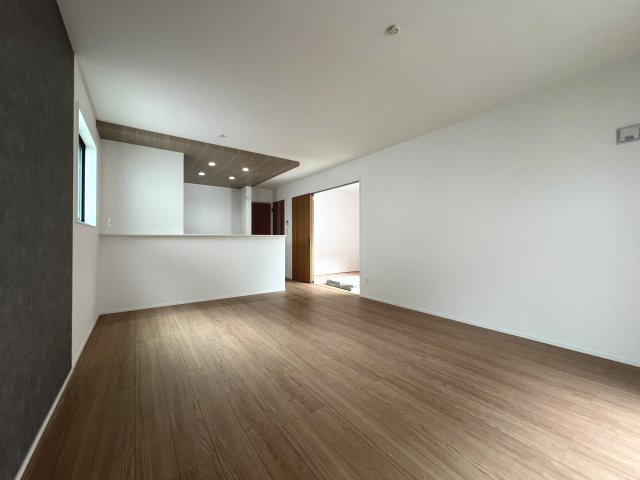 青梅市長淵1丁目　新築戸建全10棟の居間・リビング|落ち着いた色合いの内装が、洗練された住空間を演出します♪