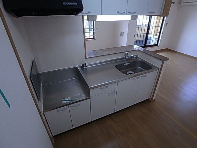 神戸市須磨区東落合２丁目のアパートのキッチン