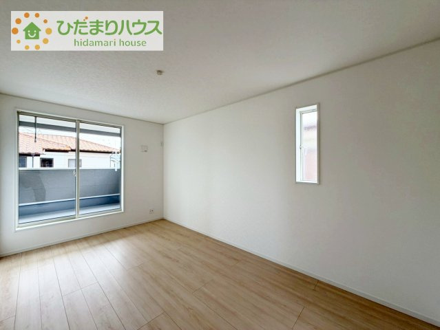 【寝室】 | 龍ケ崎市川余郷第1　新築戸建 | バルコニーに面していて、たっぷり光りの入る明るい主寝室です！