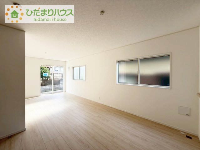 【居間・リビング】 | 龍ケ崎市川余郷第1　新築戸建 | リビング・ダイニングは嬉しい二面採光・窓辺からの日差しがあたたかなリビングを演出します( *´艸｀)