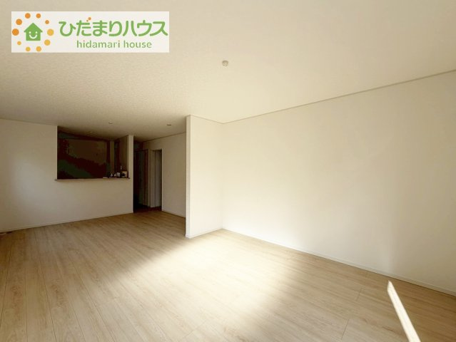 【居間・リビング】 | 龍ケ崎市川余郷第1　新築戸建 | 家族だんらんで、笑顔のたえない時間も増えそうな広々としたLDKが魅力です(^^)/窓も多くて明るい空間でくつろげます。