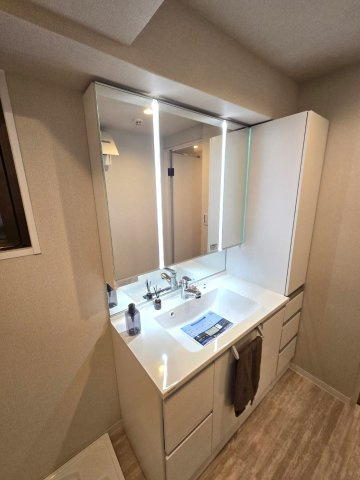 ライオンズマンション博多南第3の独立洗面台|個人的に、リフォームするならこだわりたいランキング第1位！！洗面です。収納豊富な3面鏡は朝の強い味方