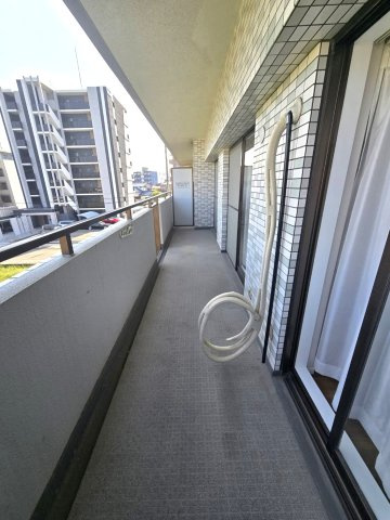 ライオンズマンション博多南第3のバルコニー|幅が広くクリーンな印象のバルコニー☆
大きなバルコニーは柔らかい風を運んできます…♪
洗濯物もたくさ