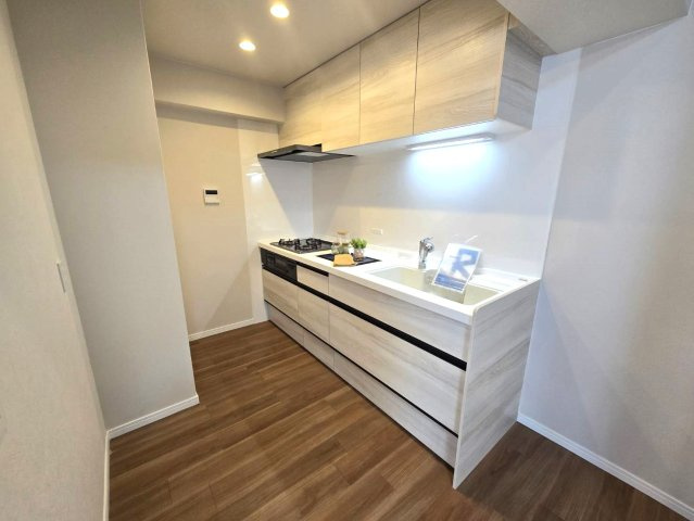 ライオンズマンション博多南第3のキッチン|壁付けのワイドなキッチン♪
落ち着きながらもトレンドを感じる色調がオシャレです☆
