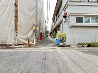 【外観】 | 建物西側の私道です。東側は隣接地の通路となっていて、まるで３方向角地のような開放感♪ 是非とも現地でご体感下さい。