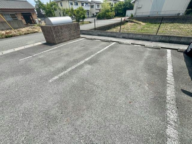 クレスト玉手の駐車場