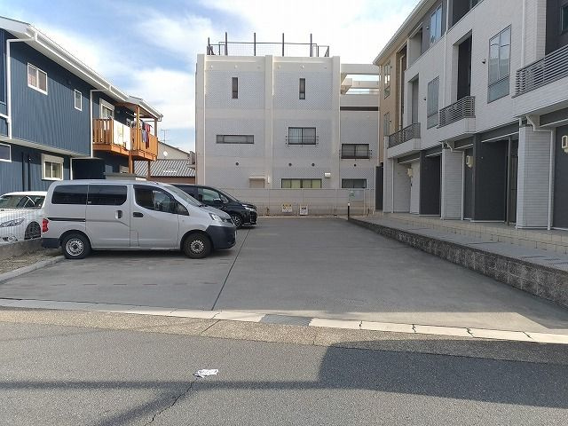 サニーアベニューの駐車場