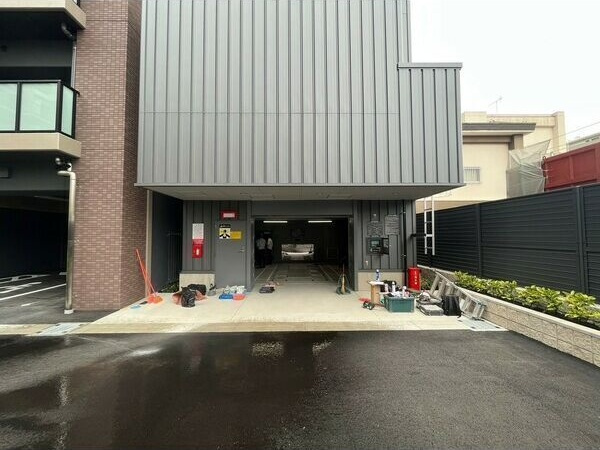 ザ・シンフォニア新栄の駐車場