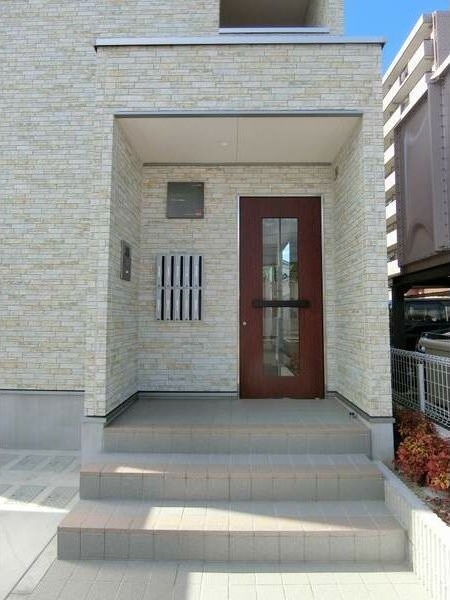 リブリ・中小田井のエントランス