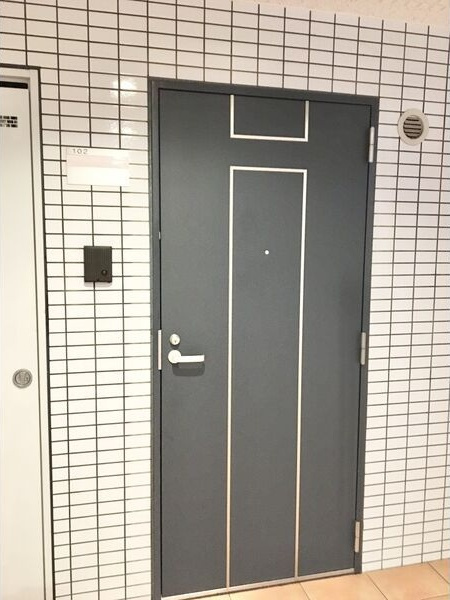 プライムコート栄生の玄関