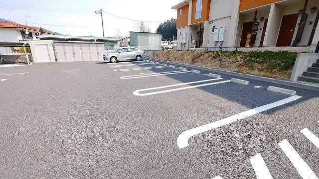 ガーデンハウス・ＭＫの駐車場
