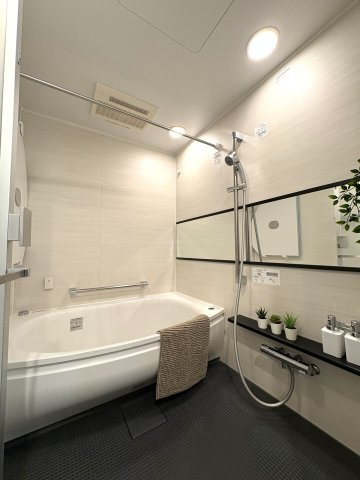 KAMAKURA TERRACE LIVING — 由比ガ浜の余白の浴室