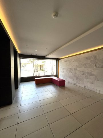 KAMAKURA TERRACE LIVING — 由比ガ浜の余白のロビー