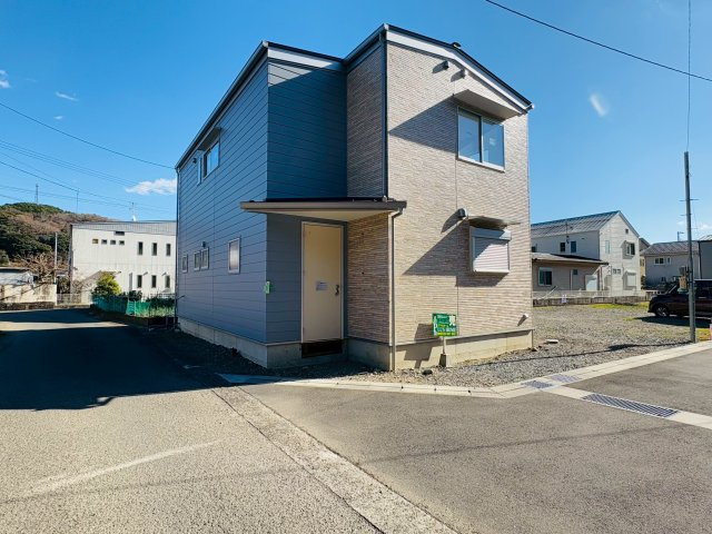 高知市朝倉丙A号地 新築一戸建ての前面道路含む現地写真|角地なので風通し◎
