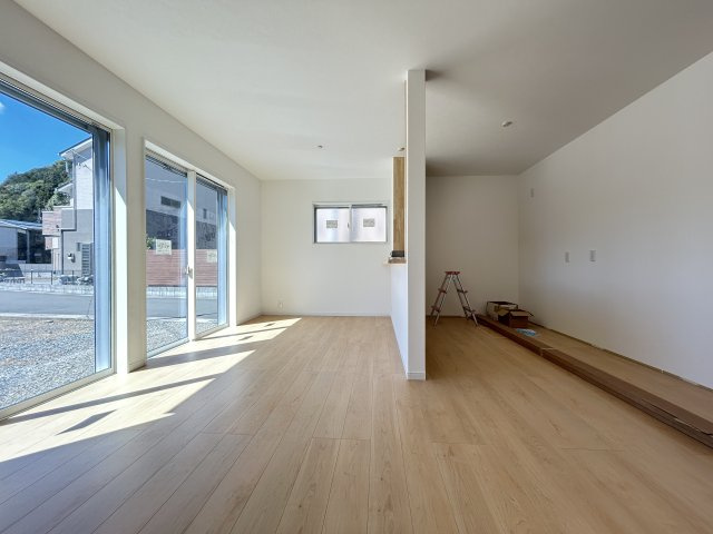 高知市朝倉丙A号地 新築一戸建ての居間・リビング|広々として明るいリビング空間です☆