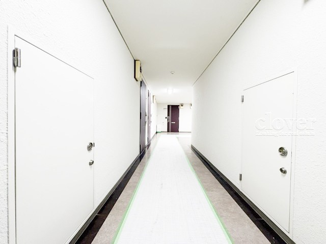 【その他共用部分】 | シャンボール新中野 | 共用廊下です。ここもきれいに清掃されています。周囲のお部屋の様子も、ぜひ伺ってみてください。～即日のご見学可能～　お問合せはお気軽にどうぞ。