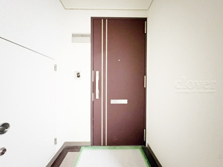 【その他共用部分】 | 皆様をお迎えする、お部屋の玄関ドア。開けやすさや開放角度、ドアノブの操作しやすさや鍵の形状などを、現地で一度ご確認ください。～即日のご見学可能～　お問合せはお気軽にどうぞ。