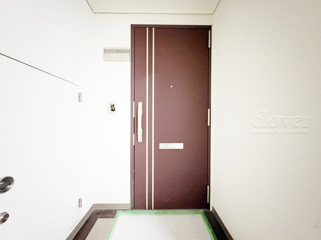 【その他共用部分】 | シャンボール新中野 | 皆様をお迎えする、お部屋の玄関ドア。開けやすさや開放角度、ドアノブの操作しやすさや鍵の形状などを、現地で一度ご確認ください。～即日のご見学可能～　お問合せはお気軽にどうぞ。