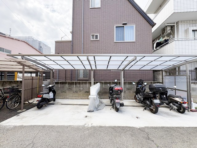 【駐車場】 | シャンボール新中野 | バイク置き場。空き区画の有無や駐輪料金、サイズおよび排気量規定などについては、改めてお問い合わせください。～即日のご見学可能～　お問合せはお気軽にどうぞ。