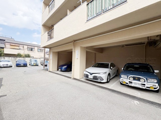 【駐車場】 | マンションの駐車場スペース。空きの有無や駐車料金、サイズ規定などについては、改めてお問い合わせください。～即日のご見学可能～　お問合せはお気軽にどうぞ。
