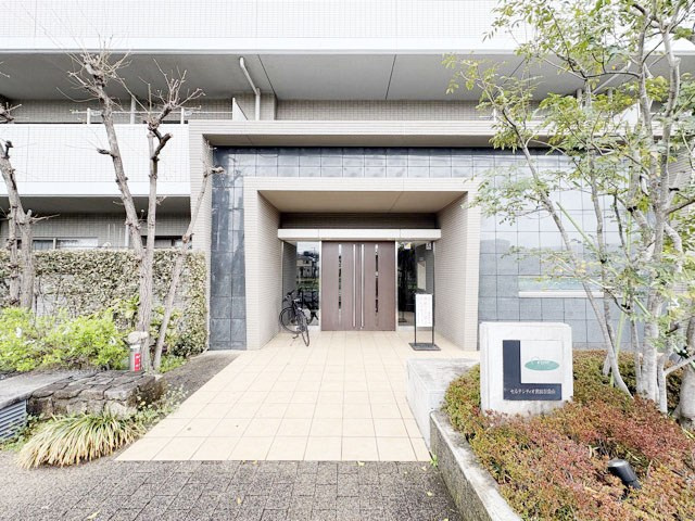 【エントランス】 | セルテシティオ世田谷烏山 | お客様を、そして住人を出迎えてくれるマンションのエントランス。ゴミが落ちていないことからも、管理状態の良さや住民の節度の高さが見て取れます。～即日のご見学可能～　お問合せはお気軽にどうぞ。