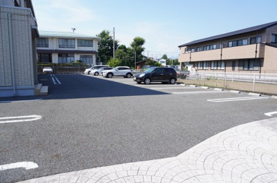 【駐車場】 | グラシューズ ヴィーヴル | 平置き駐車場