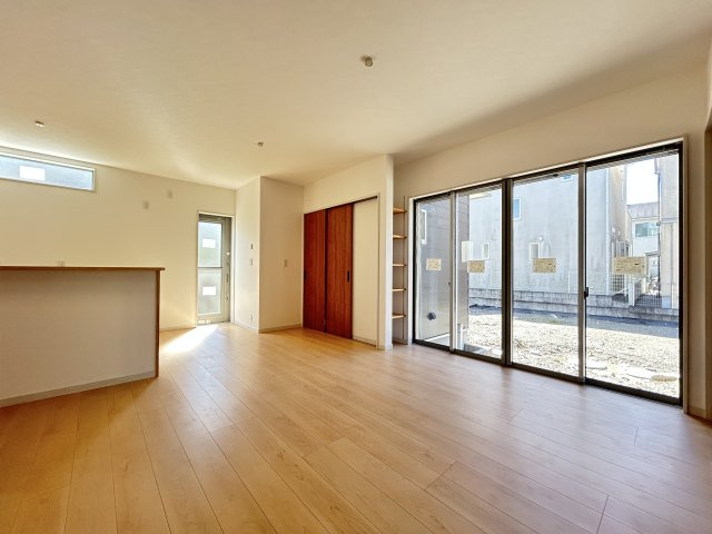 高知市朝倉丙F号地 新築一戸建ての居間・リビング|南向きの明るいLDK☆陽光に包まれて心地よく過ごせそうです。