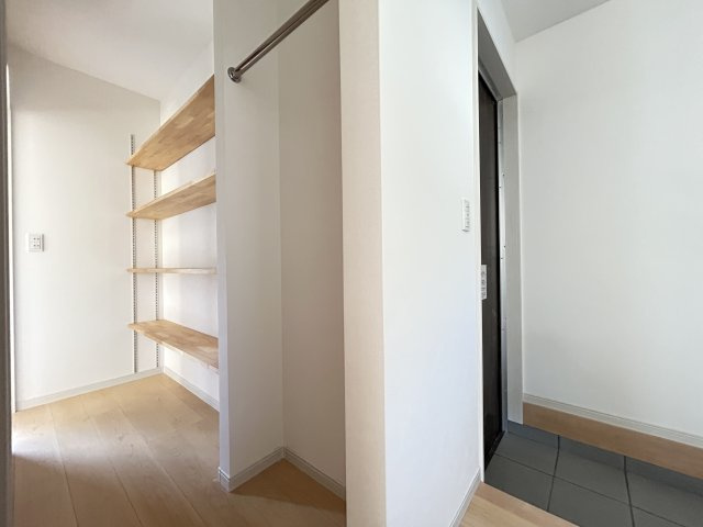 高知市朝倉丙F号地 新築一戸建ての収納|リビングと玄関につながるファミリークローゼット◎