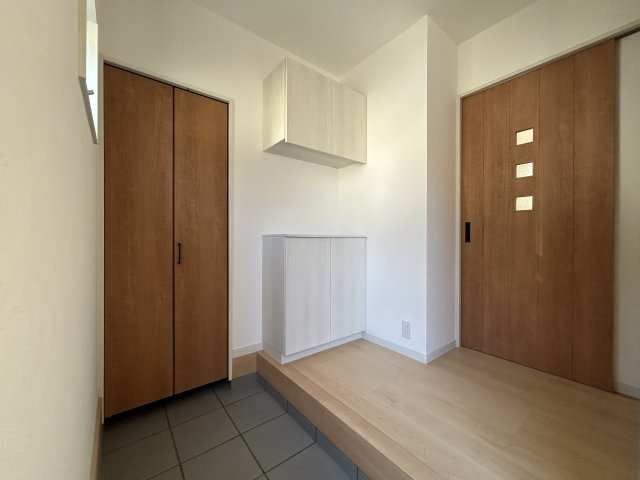 高知市朝倉丙F号地 新築一戸建ての玄関|ベビーカーやアウトドア用品なども収納可能！