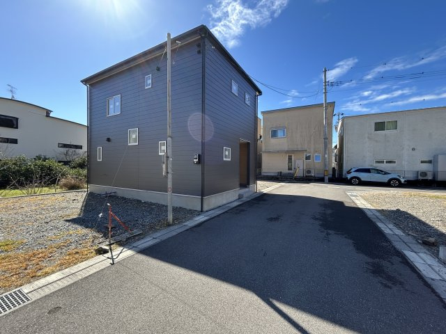 高知市朝倉丙F号地 新築一戸建ての前面道路含む現地写真