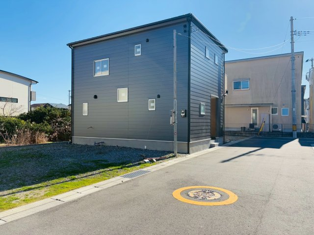 高知市朝倉丙F号地 新築一戸建ての前面道路含む現地写真