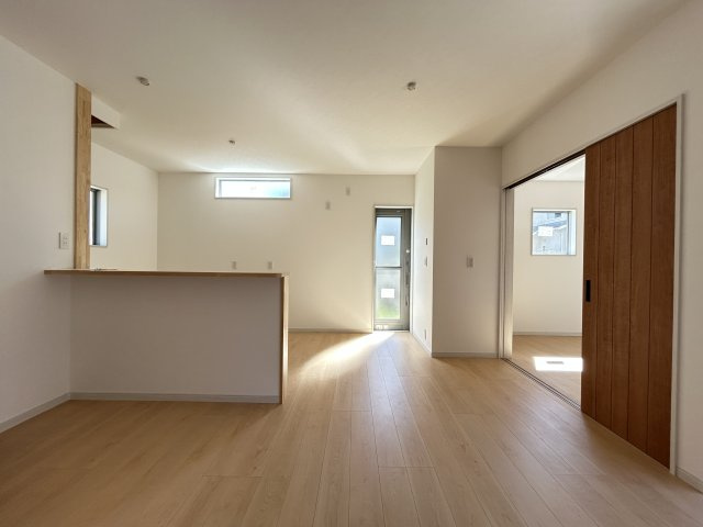 高知市朝倉丙F号地 新築一戸建ての居間・リビング|LDK横には洋室が隣接しています。
