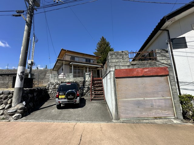 【北杜市長坂町上条】生活施設が整っている定住者向けの民家の前面道路含む現地写真