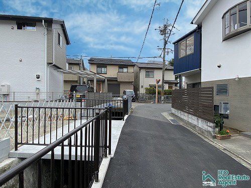 修学院水上田町 新築戸建 1期2次5号地の前面道路含む現地写真