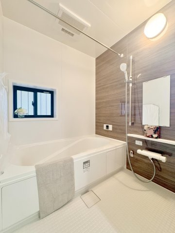 足立区保木間４丁目　新築分譲住宅　全４棟の浴室|【システムバス】窓付きの明るい開　放感のあるシステムバス。エコフルシャワー・保温浴槽・浴室乾燥機・エコジョーズなどの省エネ設備が標準装備！オシャレな浴室です♪　※写真は施工例です。