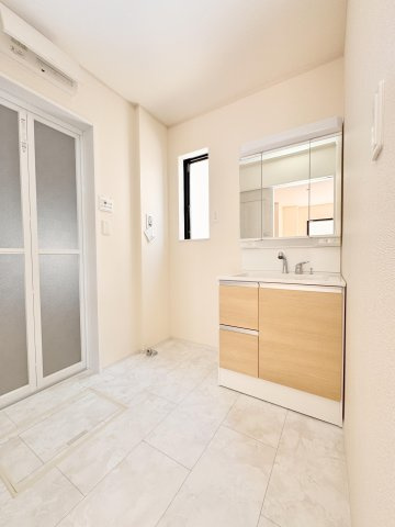 足立区保木間４丁目　新築分譲住宅　全４棟の独立洗面台|【洗面化粧台】ゆとりのある洗面室に、たっぷり収納の３面鏡付き、洗面化粧台。明るい陽射しが差し込む小窓があり毎朝気分も上がります♪　※写真は施工例です。