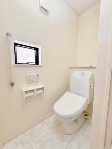 足立区保木間４丁目　新築分譲住宅　全４棟のトイレ|【トイレ】ウォシュレット付の高性能トイレは、１・２階に完備してあり、清潔でお手入れもラクラク♪　※写真は施工例です。