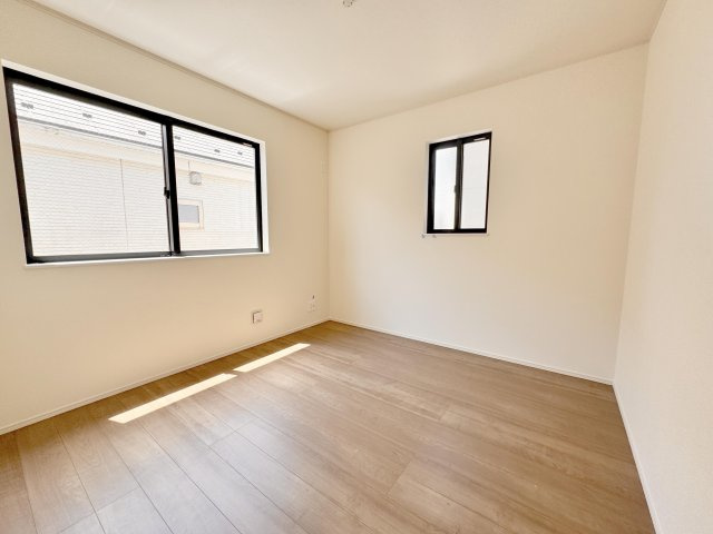 足立区保木間４丁目　新築分譲住宅　全４棟の洋室|【居室】どのお部屋も明るくポカポカ暖かい光が入ってきます♪　※写真は施工例です。