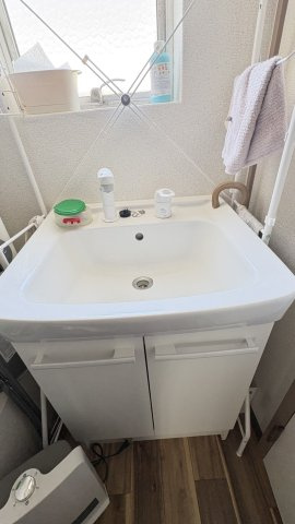 沼津市大岡の中古マンションの洗面所|窓付きの洗面所は自然光をたっぷり取り込み、明るく清潔感のある空間を演出します。