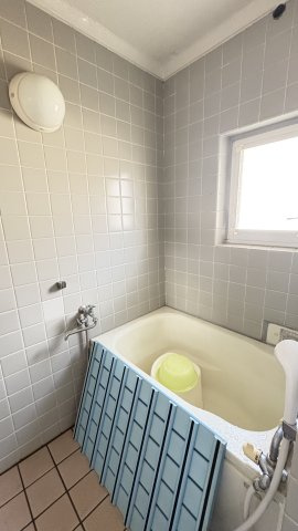 沼津市大岡の中古マンションの浴室|お風呂場にも窓があり、しっかり換気ができるため湿気がこもりにくく、快適にご利用いただけます。