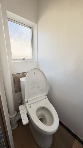 沼津市大岡の中古マンションのトイレ|トイレにも窓を備え、明るく清潔感のあるシンプルで使いやすい空間に仕上がっています。