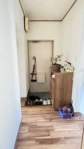 沼津市大岡の中古マンションの玄関|数年前に床を張り替えてあるので綺麗な廊下です。