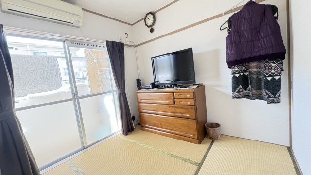 沼津市大岡の中古マンションの和室|畳の香りと柔らかな質感が心地よくリラックスできる空間が広がります。収納スペースがあるので布団をしまっておく事も出来ます。